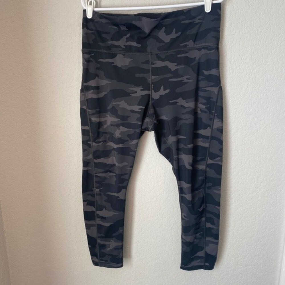 Athleta High Waist Black Camo 7/8 Leggings - Size 1X - EUC